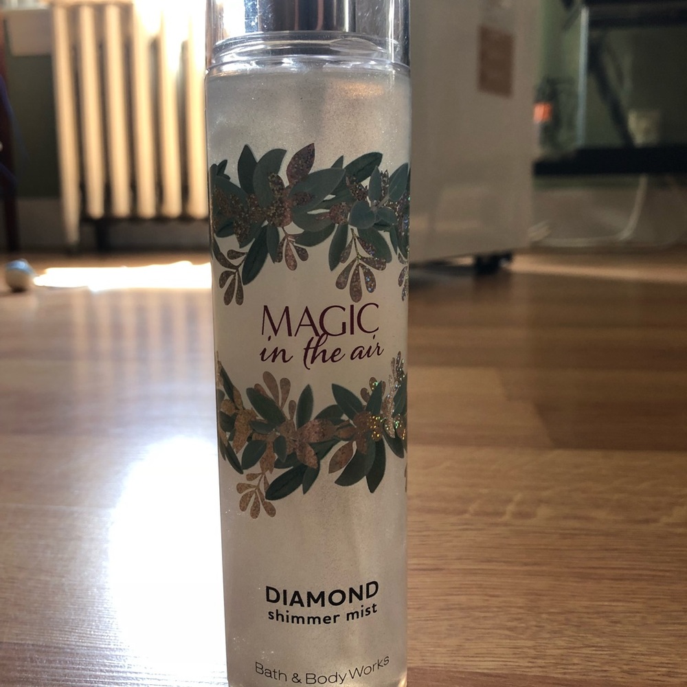 Bath & Body: Magic in the Air Body Shimmer Spray